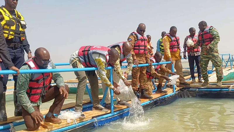 Au Burkina, des anciens éléments des Forces armées reçoivent des kits de pisciculture de cages flottantes