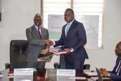 le Ministre de l’Agriculture, de la Souveraineté alimentaire et de l’Élevage (MASAE), Dr Mabouba Diagne, et le Ministre des Infrastructures, M. Dethié Fall, ont signé le mercredi 25 mars 2026 une convention de partenariat stratégique