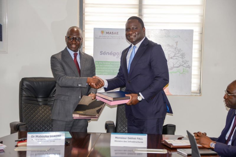 le Ministre de l’Agriculture, de la Souveraineté alimentaire et de l’Élevage (MASAE), Dr Mabouba Diagne, et le Ministre des Infrastructures, M. Dethié Fall, ont signé le mercredi 25 mars 2026 une convention de partenariat stratégique