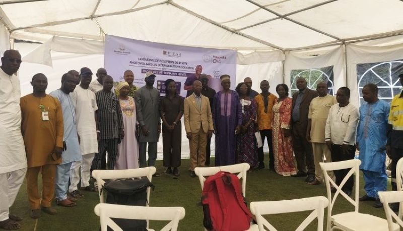 Des réfrigérateurs solaires offerts à des vétérinaires privés pour sécuriser la chaîne du froid